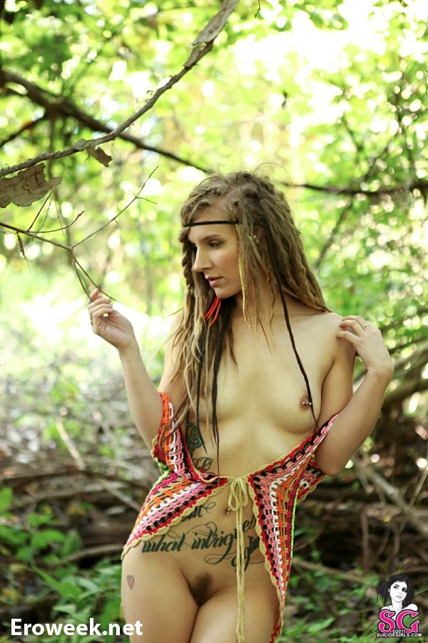 Неформальная девушка Damsel в лесной эротике (18 фото)