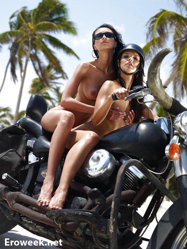 Позирование девушек на мотоциклах (30 фото)