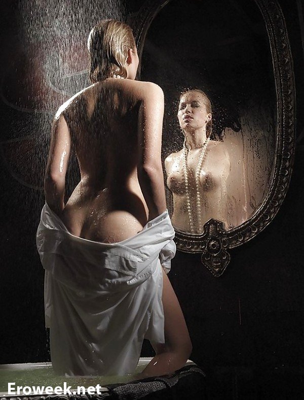 Демонстративная эротика девушек вблизи зеркал (74 фото)