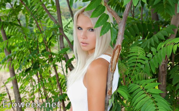 Эротика красивой блондинки Katerina на природе (20 фото)
