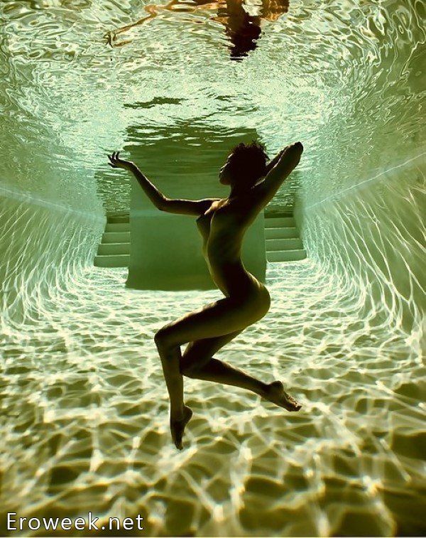Эротика с голыми девушками под водой (45 фото)