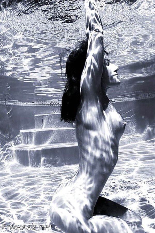 Эротика с голыми девушками под водой (45 фото)