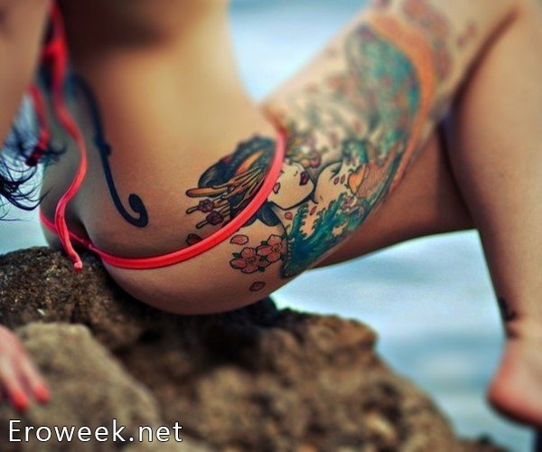 Татуировки на красивых попках (22 фото)