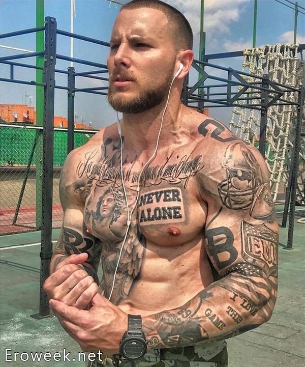Сексуальные мужчины в татуировках (30 фото)