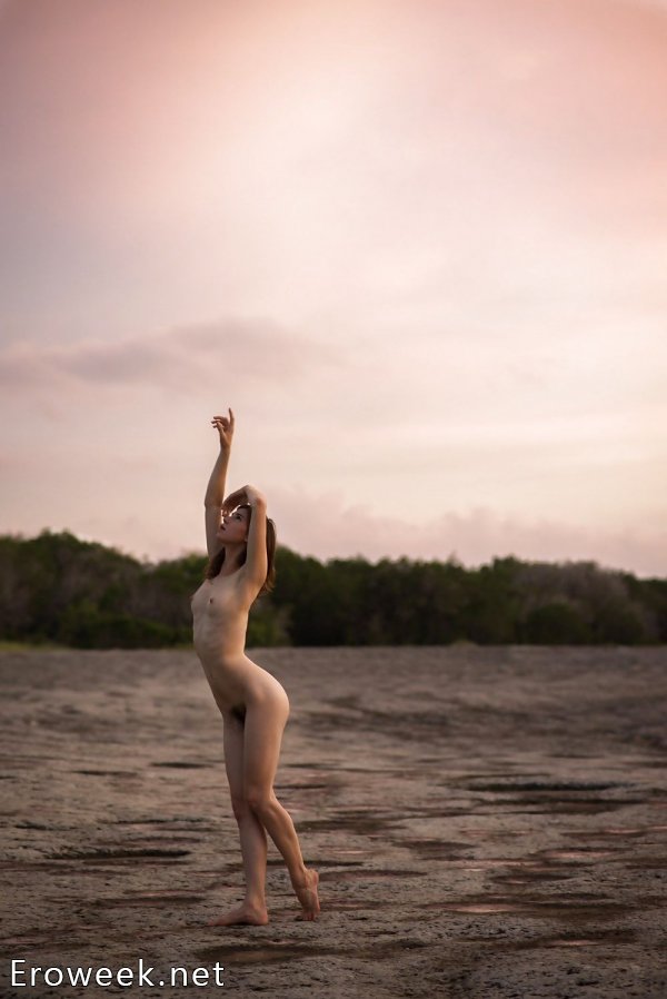 Голые женщины у воды (35 фото)